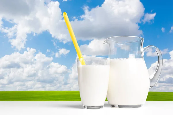 Milch Auf Einem Tisch Mit Natürlichem Hintergrund — Stockfoto