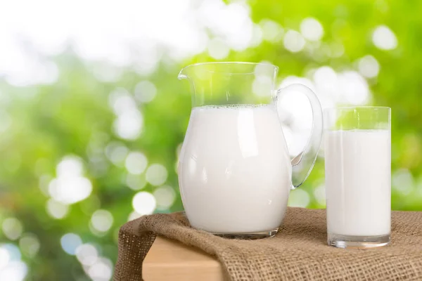 Молоко Зеленое Пространство Крупным Планом — стоковое фото