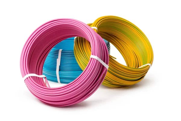 Beyaz arka plan üzerinde izole elektrik kabloları, enerji ve teknoloji donatımı