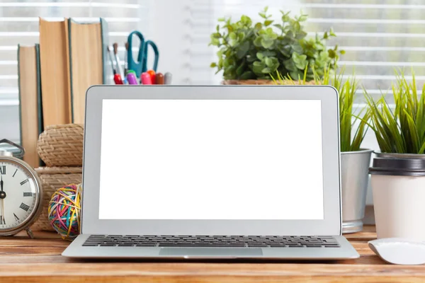 Çalışma alanı. ahşap masa laptop boş ekran.