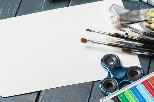 Spinner ve okul malzemeleri ahşap masa üzerinde kapat.