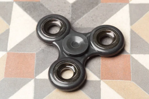 Fidget Spinner Juguete Alivio Estrés Sobre Fondo Piedra —  Fotos de Stock