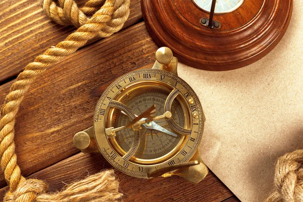 Pusula ve ahşap masa, yakın çekim halat.