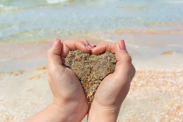Άμμος Στα Χέρια Στην Παραλία Της Θάλασσας — Φωτογραφία Αρχείου