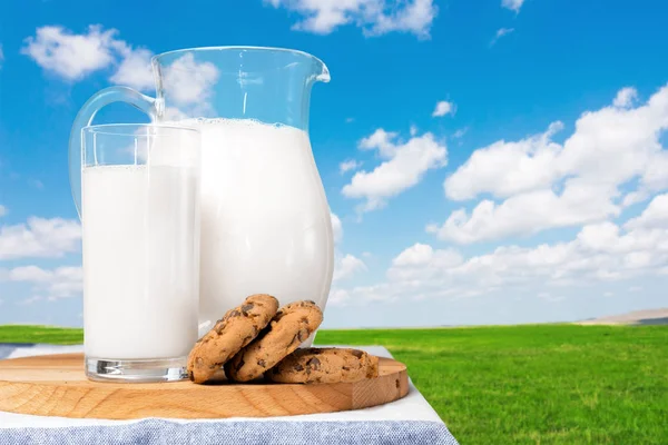 Mjölk Ett Bord Med Naturlig Bakgrund — Stockfoto