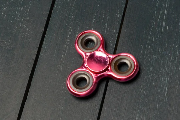 Spinner ahşap bir masa üzerinde kapat.