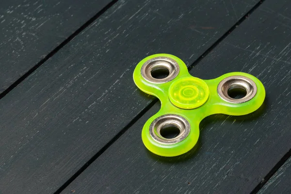 Spinner ahşap bir masa üzerinde kapat.