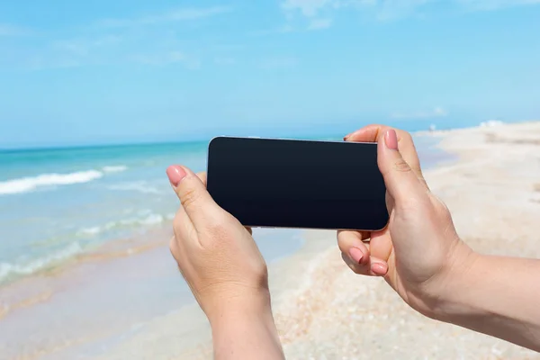 Belle Mani Donna Utilizzando Smartphone Spiaggia Foto Stock