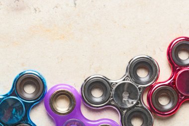 Spinner stres giderici oyuncaklar taş zemin üzerine kıpır