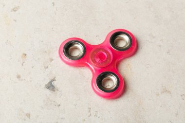Spinner stres giderici oyuncak taş zemin üzerine kıpır