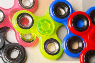 Spinner stres giderici oyuncaklar taş zemin üzerine kıpır