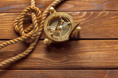 Pusula ve ahşap masa, yakın çekim halat.