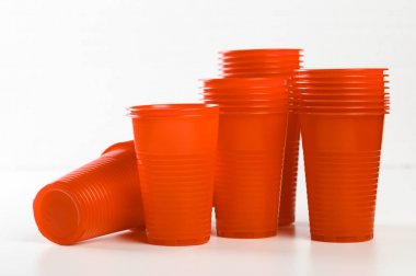 kırmızı tek kullanımlık plastik gözlük