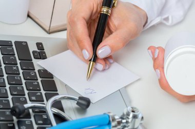 Doktor reçete ilaç yazıyor