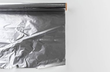 Beyaz arka plan üzerinde izole alüminyum folyo rulo