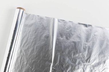 Beyaz arka plan üzerinde izole alüminyum folyo rulo