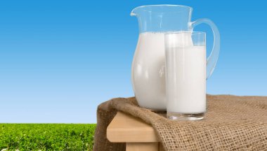 Yakın çekim süt ile sürahi