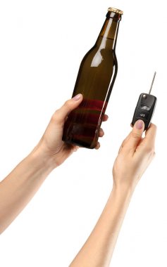 anahtarı elinde beyaz arka plan üzerinde izole kahverengi bira şişesiyle