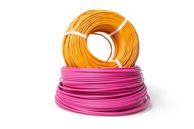 Beyaz arka plan üzerinde izole elektrik kabloları, enerji ve teknoloji donatımı