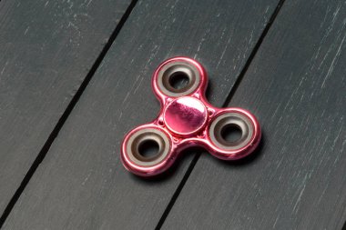 Spinner ahşap bir masa üzerinde kapat.