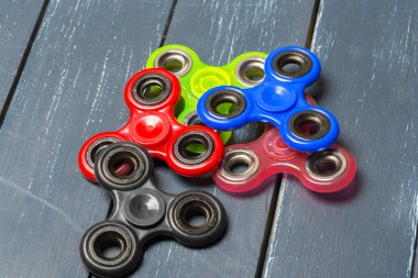 el spinner stres giderici oyuncak ahşap arka plan üzerinde kıpır