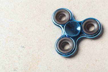 Spinner stres giderici oyuncak taş zemin üzerine kıpır