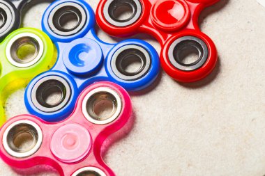 Spinner stres giderici oyuncaklar taş zemin üzerine kıpır