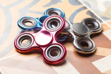 Spinner stres giderici oyuncaklar taş zemin üzerine kıpır