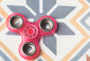 Spinner stres giderici oyuncak taş zemin üzerine kıpır