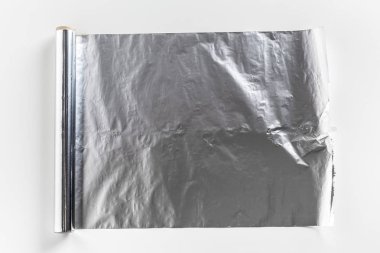 Beyaz arka plan üzerinde izole alüminyum folyo rulo