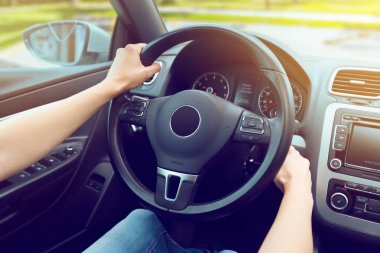 Kadın sürücü araba kullanıyor.