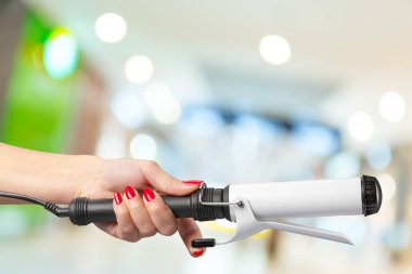 Curling saç tutan el berber