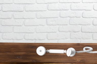 Ahşap masa üzerinde eski telefon