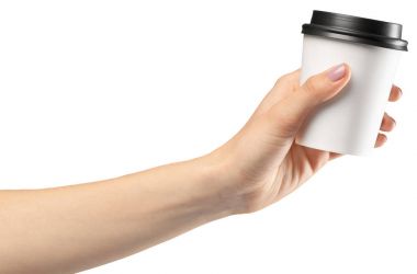 Beyaz arka plan üzerinde izole bir kahve kağıt bardak tutan el