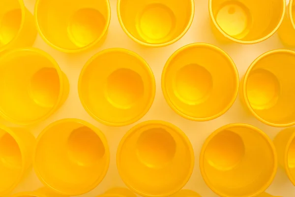 Copos Plástico Descartáveis Vazios Amarelos — Fotografia de Stock
