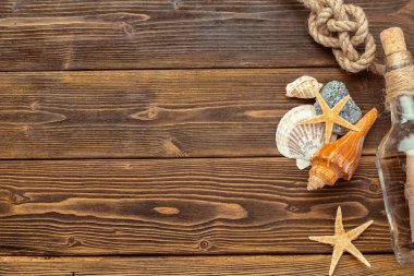 Deniz kabuklarını tahtaya kenarlık. Deniz arka plan.