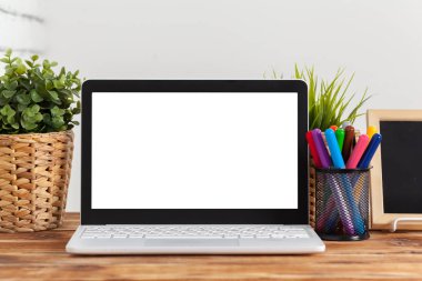 Çalışma alanı. ahşap masa laptop boş ekran.