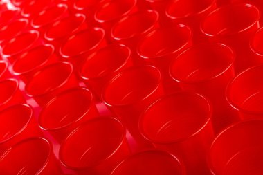 Kırmızı boş tek kullanımlık plastik gözlük