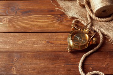 Pusula ve eski ahşap tahta üzerinde ip