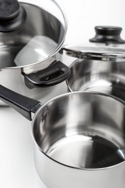 Paslanmaz çelik tencere ve tava üzerinde beyaz izole