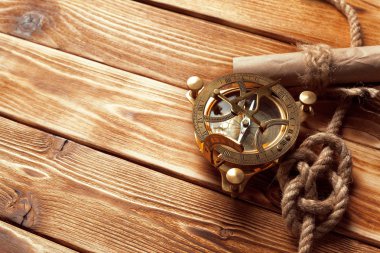 Pusula ve eski ahşap tahta üzerinde ip