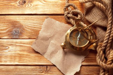 Pusula ve eski ahşap tahta üzerinde ip