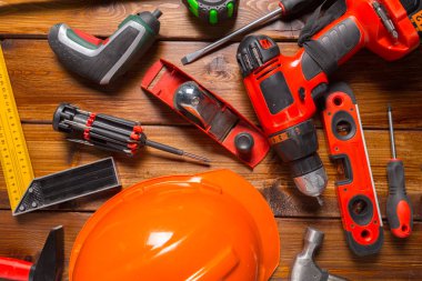 Ahşap arka planda çeşitli çalışma araçları