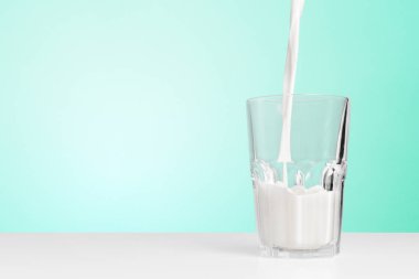 Cam bardak sütte yakın çekim