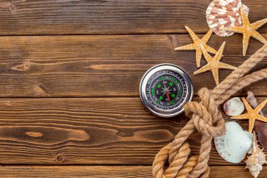 Deniz kabuklarını tahtaya kenarlık. Deniz arka plan.