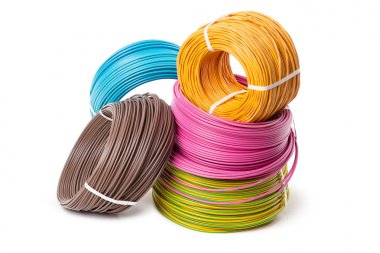 Beyaz arka plan üzerinde izole elektrik kabloları, enerji ve teknoloji donatımı