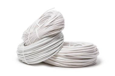 Beyaz arka plan üzerinde izole elektrik kabloları, enerji ve teknoloji donatımı