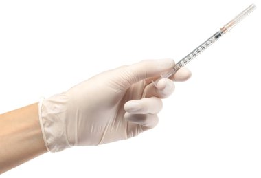 Eldeki şırınga beyaz arkaplanda izole edildi