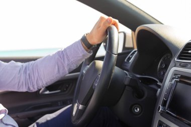 Araba süren bir adam.