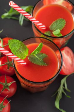 Domates suyu domates ile yakın atış